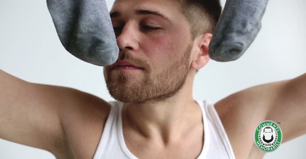 Неприятный мужчина. Мужчина нюхает волосы женщины. Почему парни пахнут. Мужчина вдыхает аромат женщины. Мужчина и женщина.