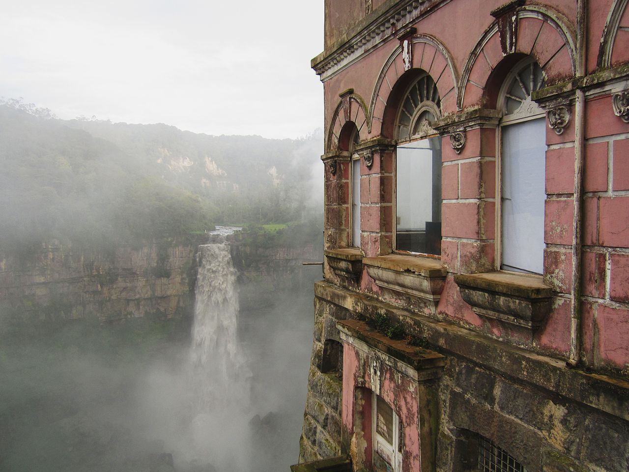 Misteriosi edifici abbandonati dove accaddero cose orribili Hotel del Salto