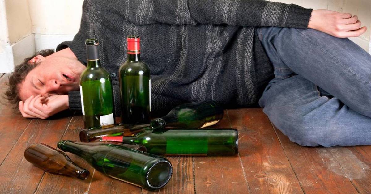 Svaligia un appartamento e si scola 31 bottiglie di vino in cantina, sbronza e arresto per un 38enne