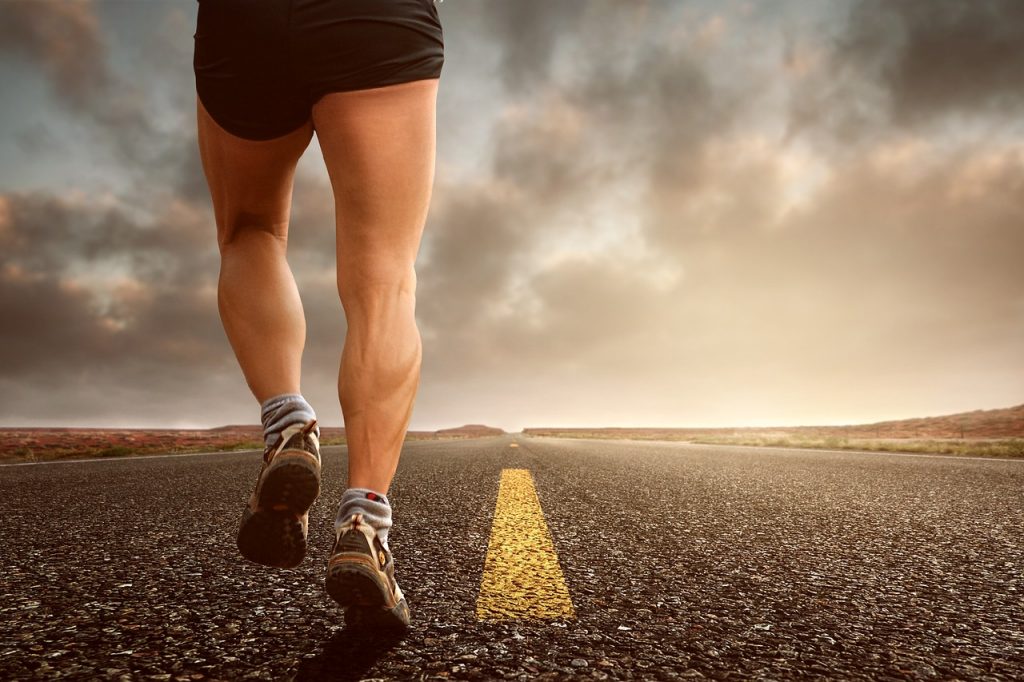 Correre senza scarpe: atleta di 11 anni vince tre medaglie d'oro  \