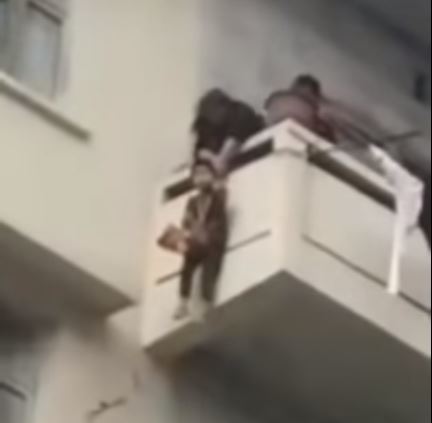 Nonna cala il nipote dal quinto piano con la corda per salvare il gatto