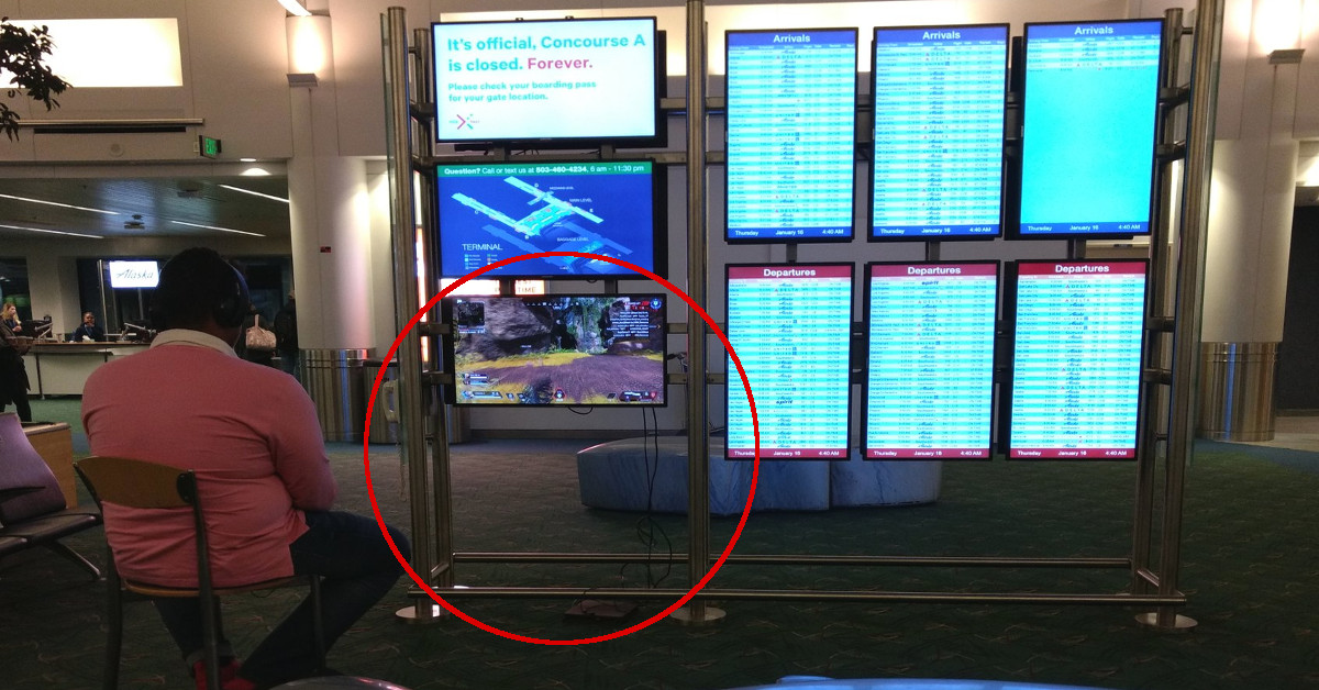 USA: si collega ai monitor dell’aeroporto per giocare con la PlayStation 4