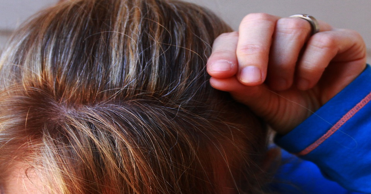 Scienziati confermano: lo stress fa venire i capelli bianchi