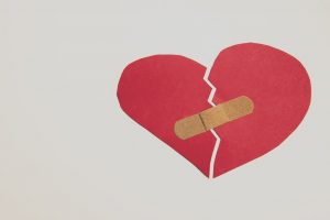 Tradimento: bisogna dirlo al partner? La risposta degli esperti