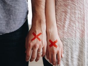 Tradimento: bisogna dirlo al partner? La risposta degli esperti