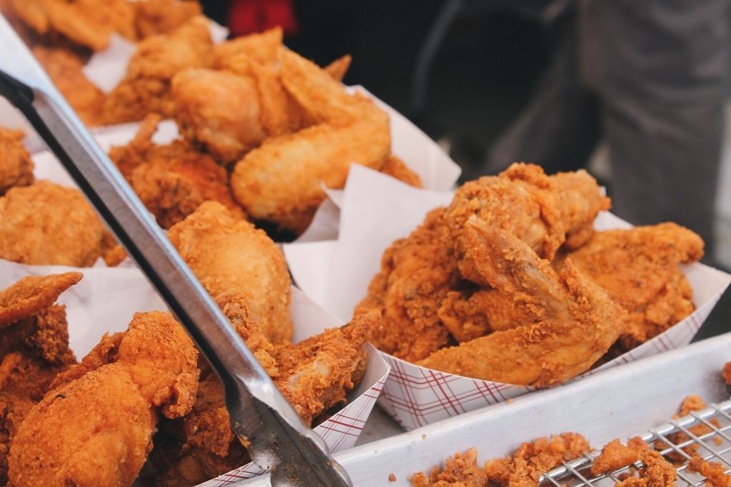189 pezzi di pollo ordinati a domicilio da un papà ubriaco