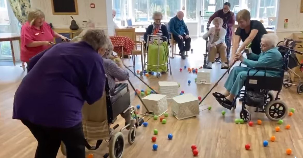Casa di cura propone giochi in sedia a rotelle per gli anziani in quarantena