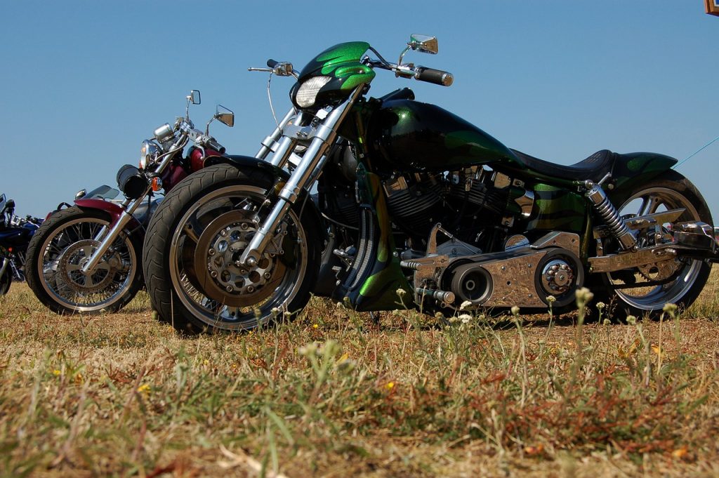 Ruba motocicletta per impressionare la fidanzata