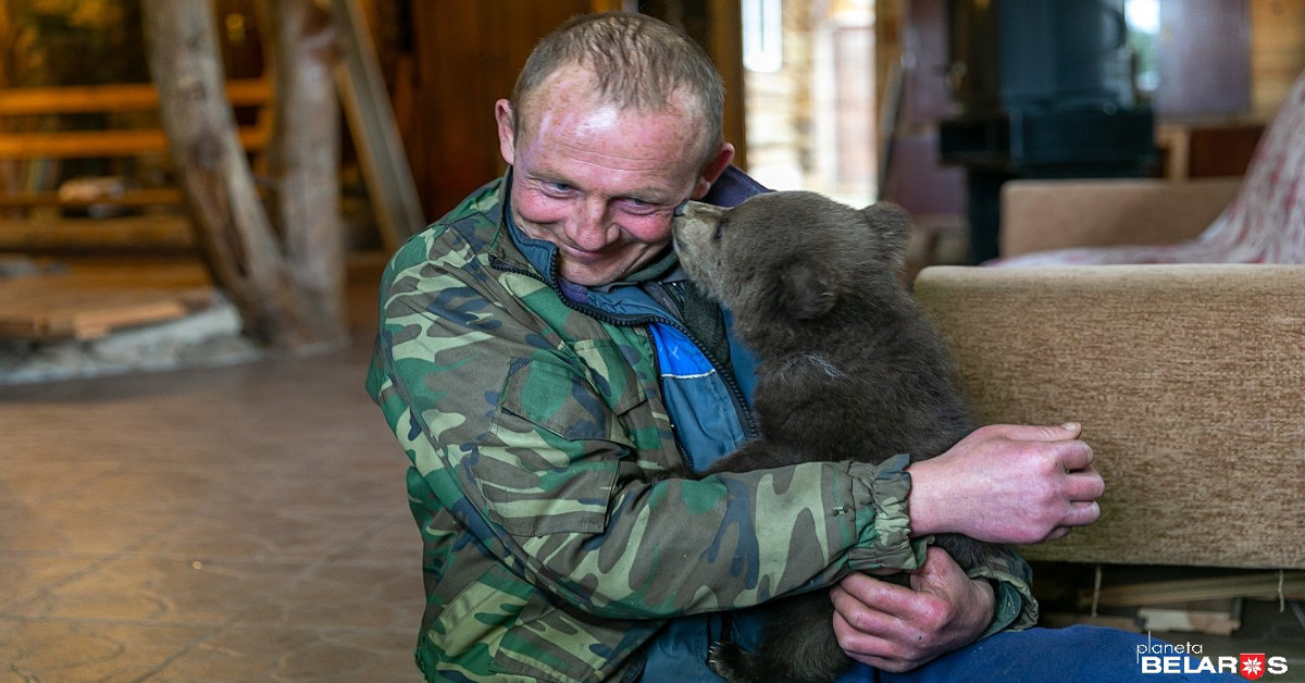 Agricoltore adotta un cucciolo di orso orfano in cerca riparo nella sua fattoria