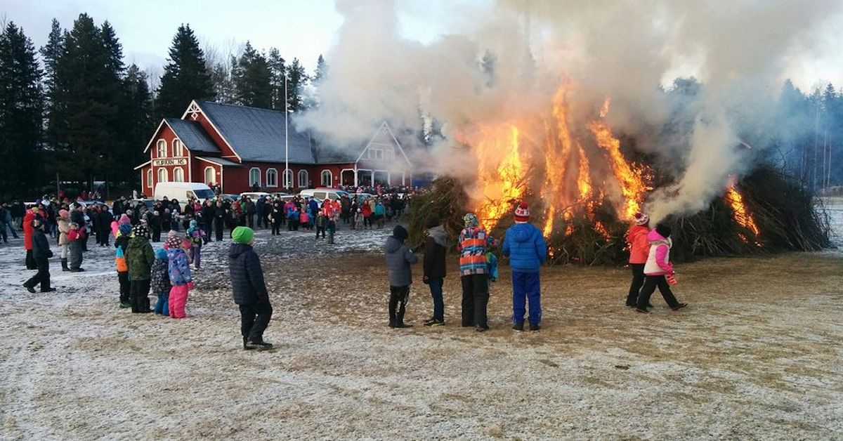 In Finlandia c’è la tradizione di appiccare giganteschi falò il giorno di Pasqua