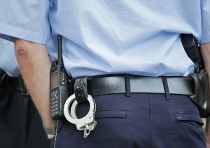 Evade i domiciliari per un barbecue, ma provoca un incendio: denunciato