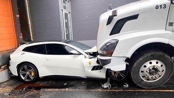 Ferrari distrutta dal camion di un ex dipendente