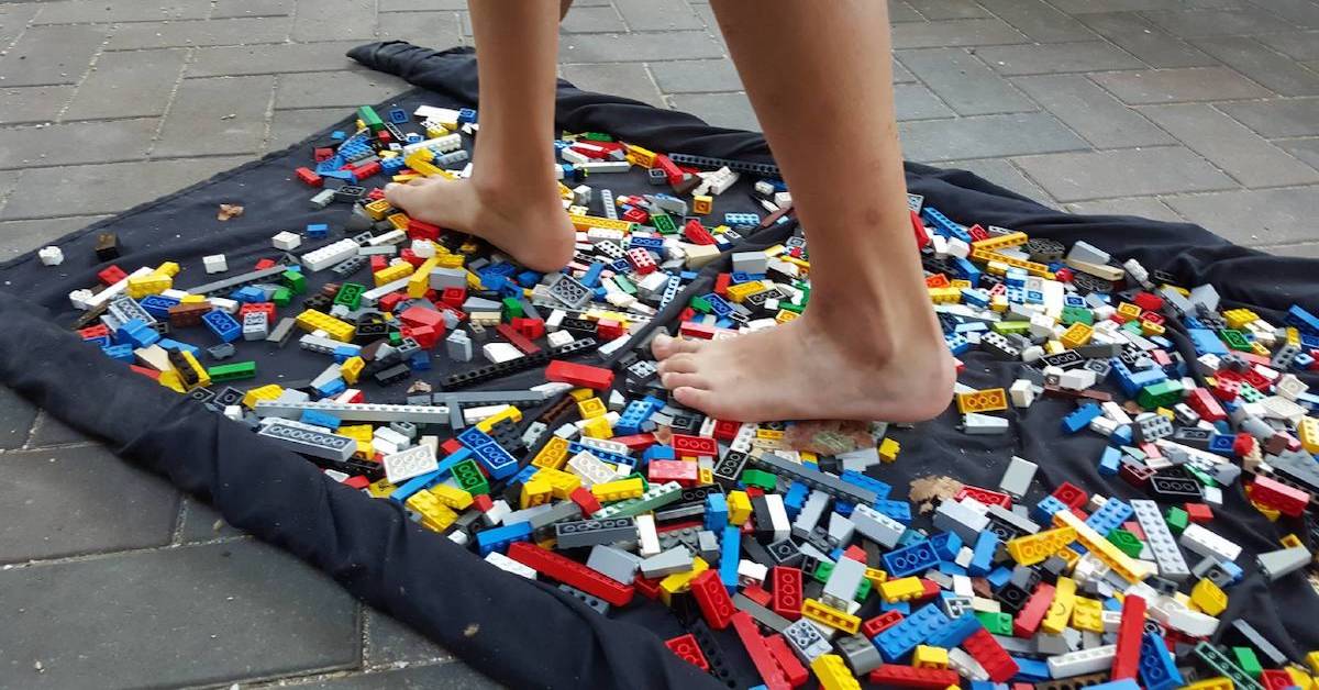 L’associazione che sta cercando volontari coraggiosi e disposti a camminare a piedi nudi sui mattoncini Lego