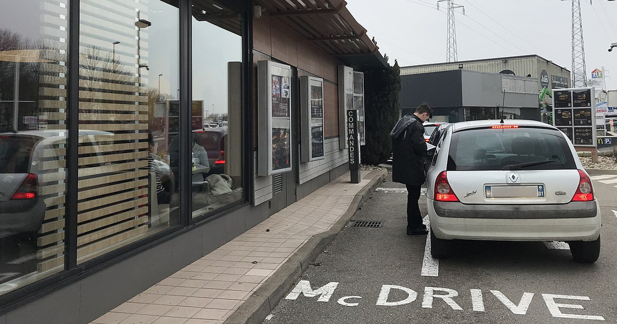 Cliente maleducata in coda al McDrive: donna si vendica in modo epico