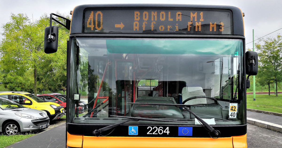 Milano, rapina in via Sapri: ragazzi bloccano il bus e lo fanno arrestare
