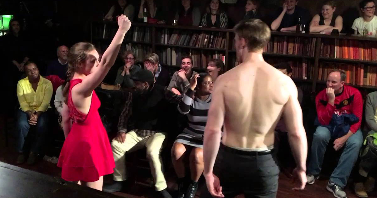 La compagnia teatrale che fa recitare le tragedie di Shakespeare ad attori ubriachi