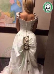 Abito da sposa diventa virale online per via di un'insolita decorazione floreale 2