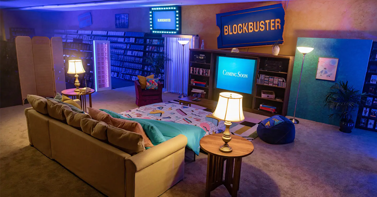 L’ultimo Blockbuster del mondo si trasforma in AirBnb: serate anni ’90, tra pop corn e VHS