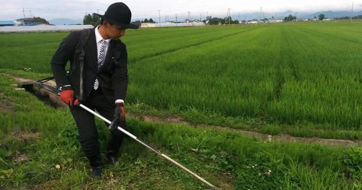 In Giappone c’è un contadino che adora lavorare solo in giacca e cravatta