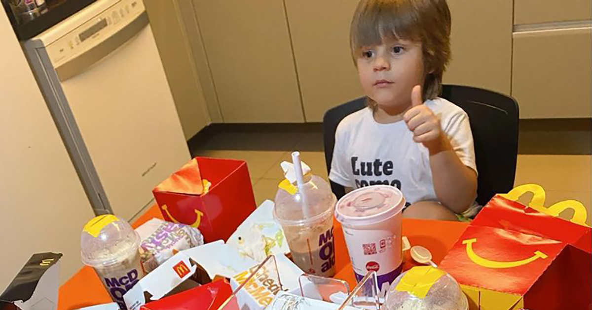 Bimbo di 4 anni ruba il telefono della mamma e ordina 64 euro di cibo al McDonald’s