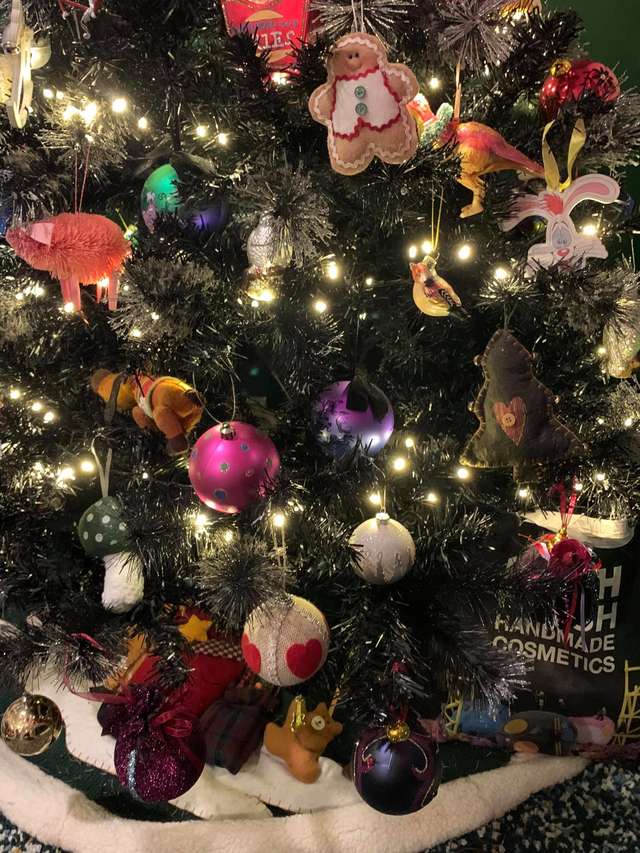Riesci a trovare il gatto nascosto in questo albero di Natale?