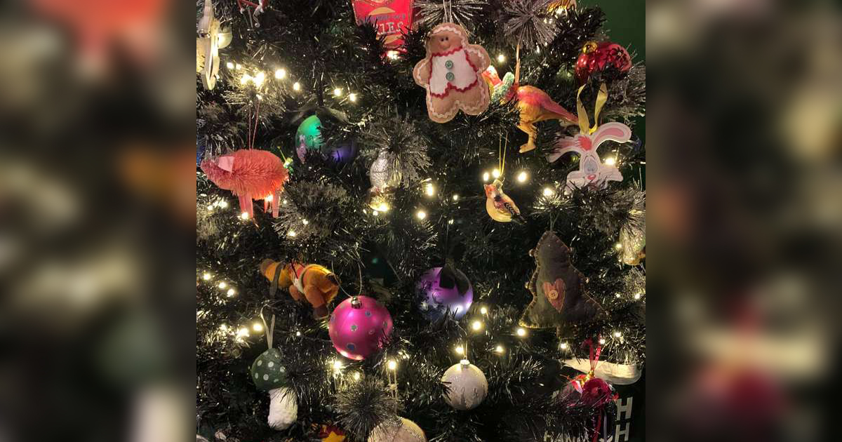 Riesci a trovare il gatto nascosto in questo albero di Natale?