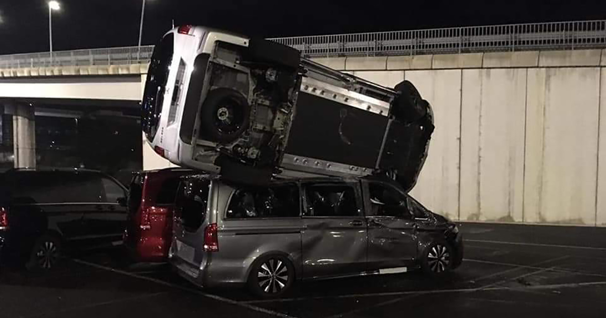Licenziato dalla Mercedes, dipendente distrugge 50 furgoni con un escavatore [+IMMAGINI]
