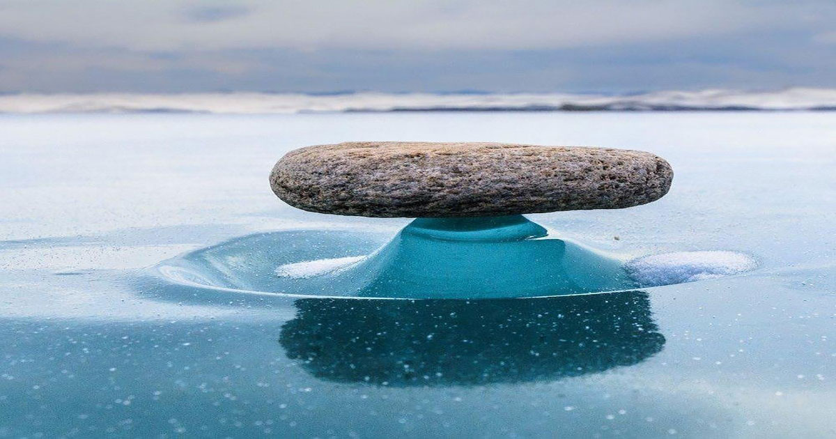 Baikal Zen: il fenomeno delle pietre che “galleggiano” sull’acqua
