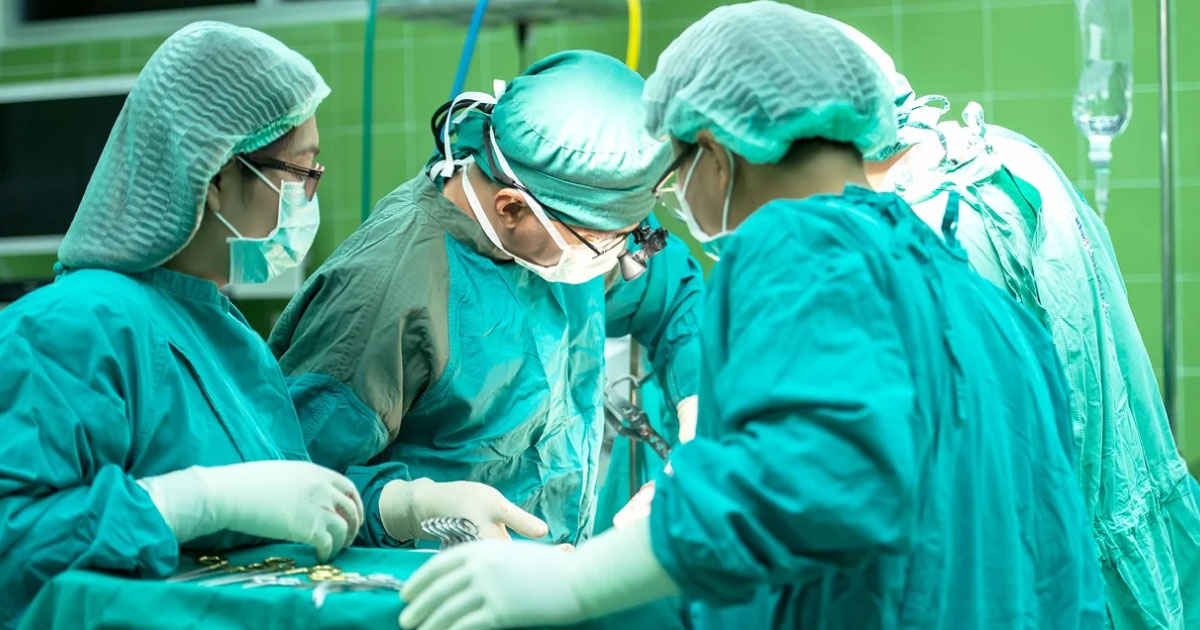 Gli fanno male le costole per 9 anni: aveva un frammento di vetro conficcato