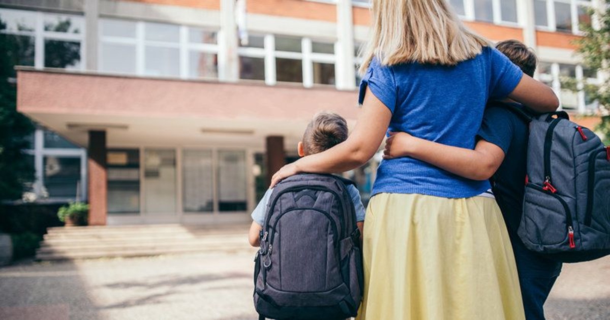 Scuola elementare invita le madri a non indossare “abiti succinti che sembrano biancheria intima”