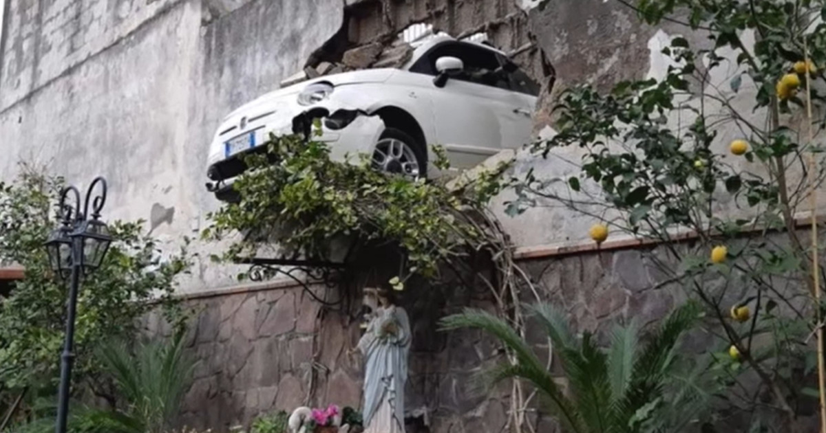 Un’auto ha sfondato un muro ed è rimasta sospesa nel vuoto, cittadini gridano al miracolo