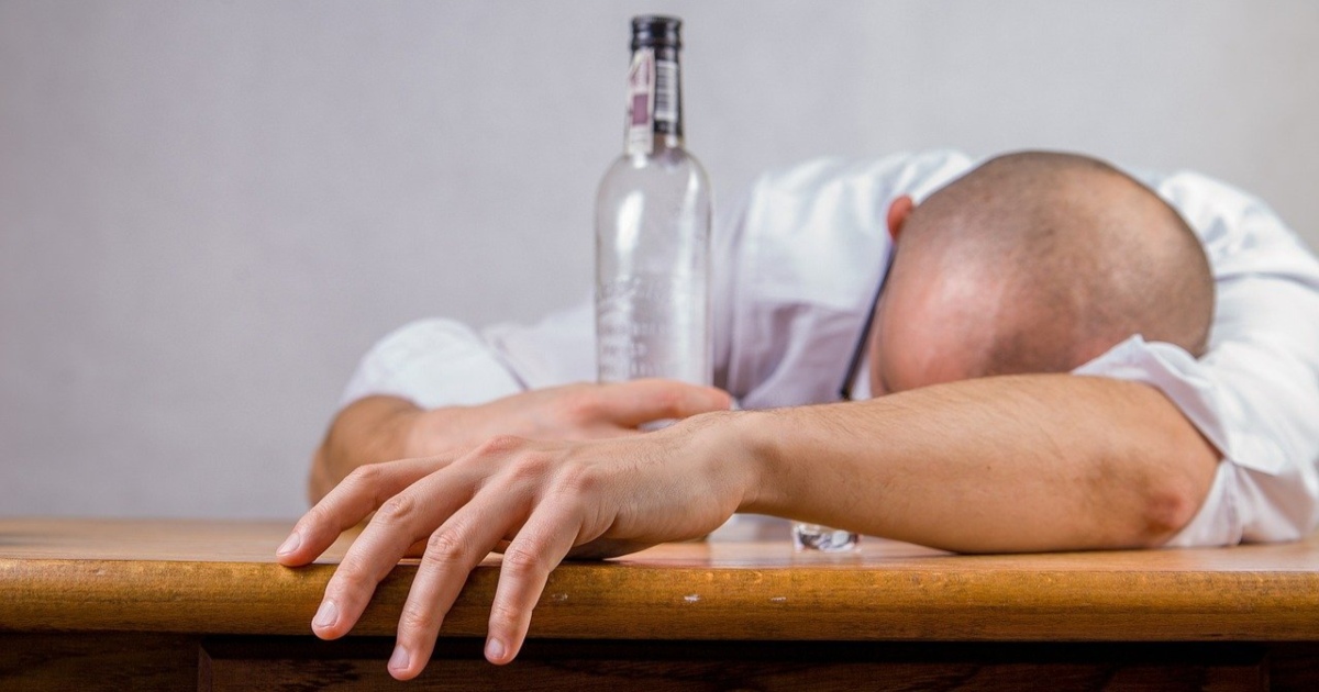 Hangover? Ecco cosa mangiare davvero per sopravvivere dopo una sbornia