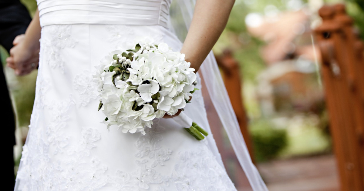 Sposa finge di annullare le nozze per non invitare i parenti: tradita dalle foto su Facebook