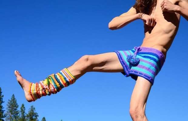 Pantaloncini ad uncinetto da uomo: la discutibile moda primavera/estate