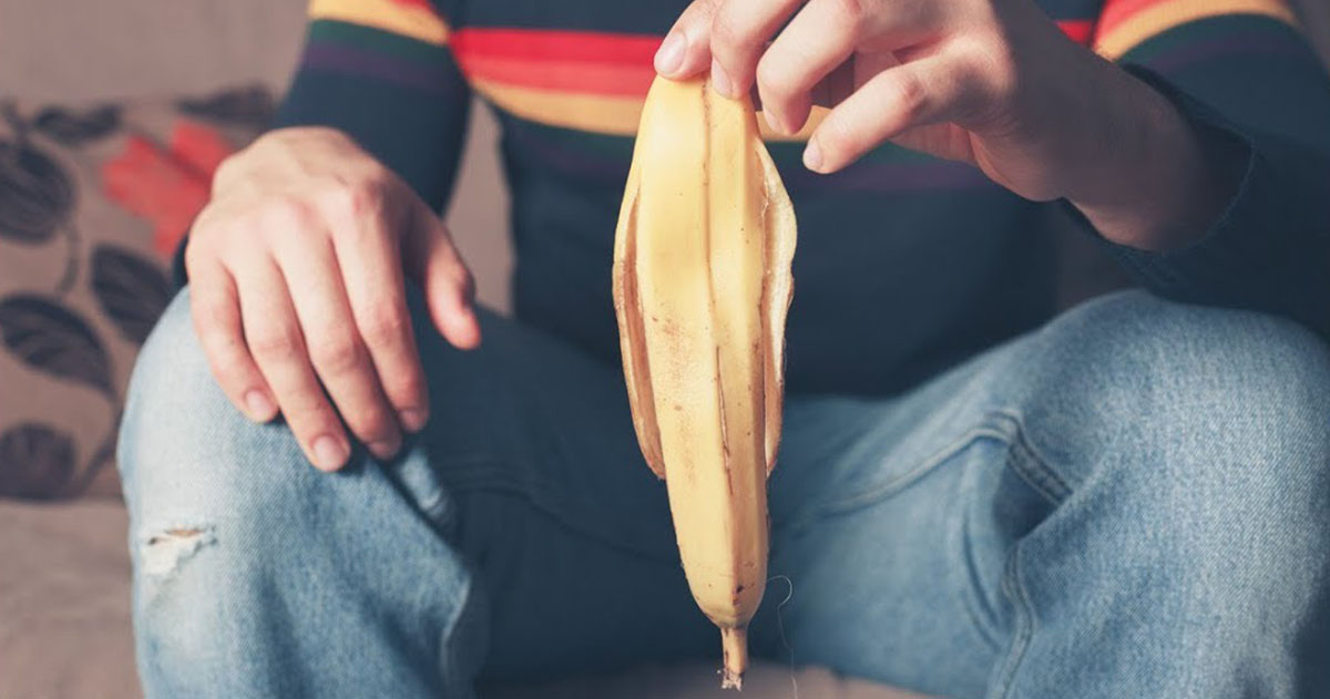 “Evitate la buccia di banana per il sollazzo maschile”: l’allarme dei medici