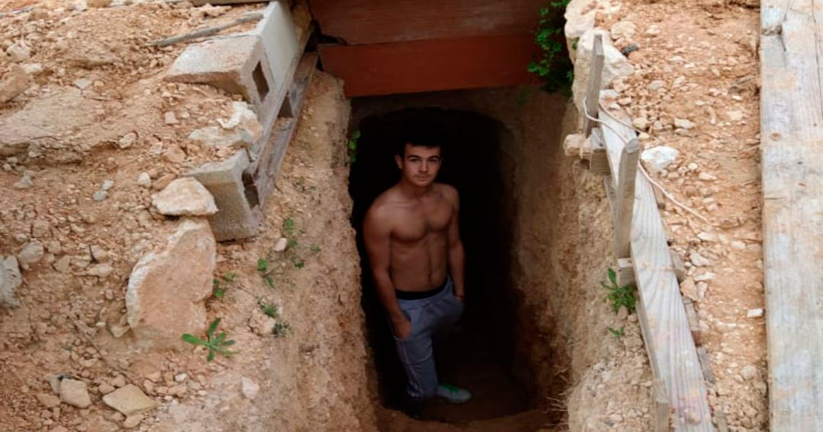 Gestire la rabbia in modo “costruttivo”: giovane scava una grotta e realizza una casa con Wifi