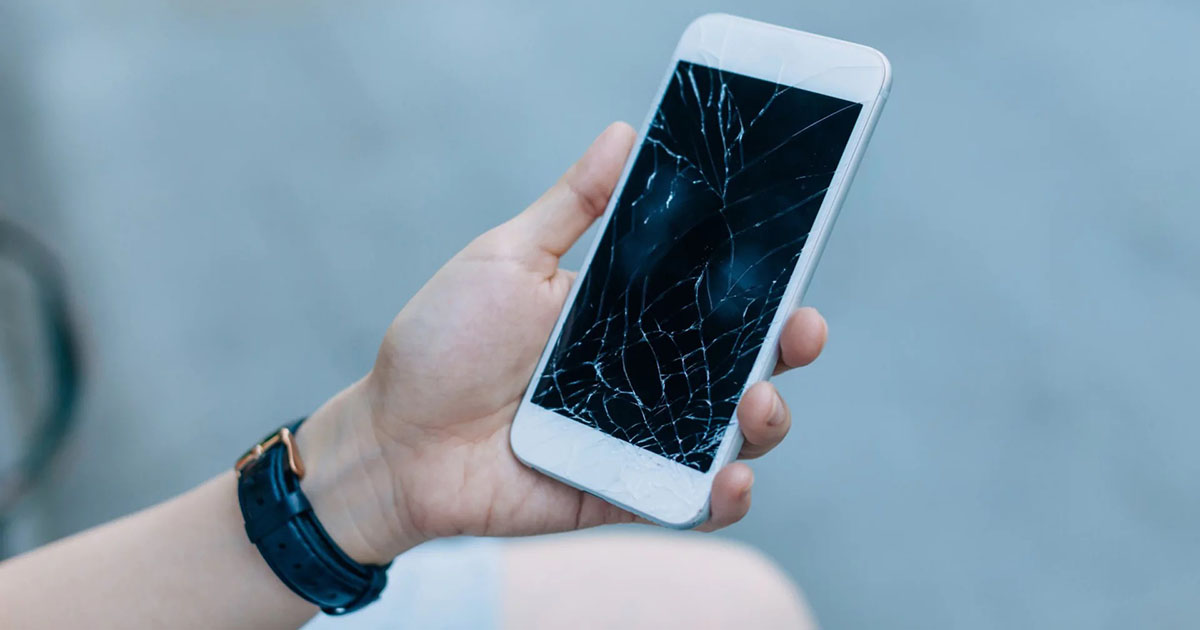 Bambina rompe lo smartphone di una ragazza: la mamma si rifiuta di risarcirla
