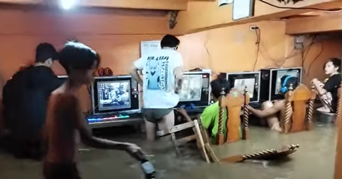 L’internet café si allaga, ma loro continuano a giocare ai videogames [+VIDEO]