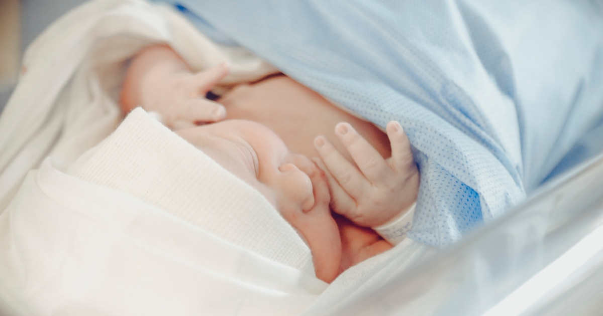Rifiuta di assistere alla nascita programmata di suo figlio per impegni di lavoro