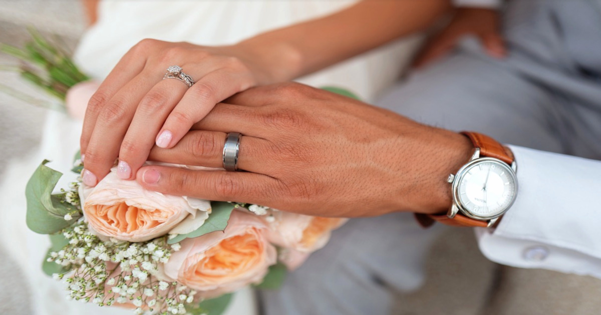 “Il tuo anello di fidanzamento costa troppo, è uno spreco!” e la sposa non la invita al matrimonio