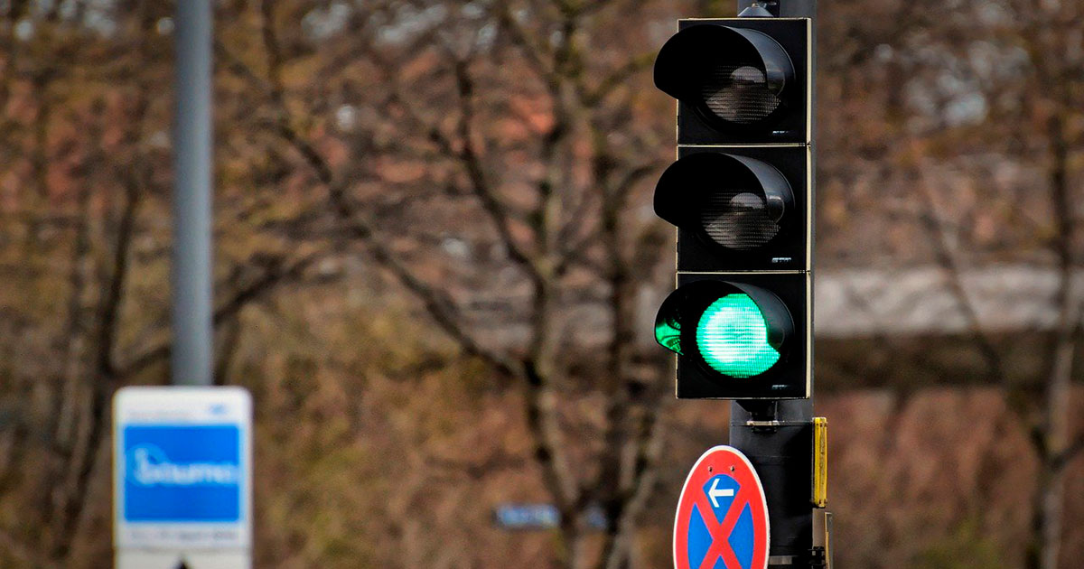 Installa un falso “semaforo” verde davanti casa: citato in giudizio e multato