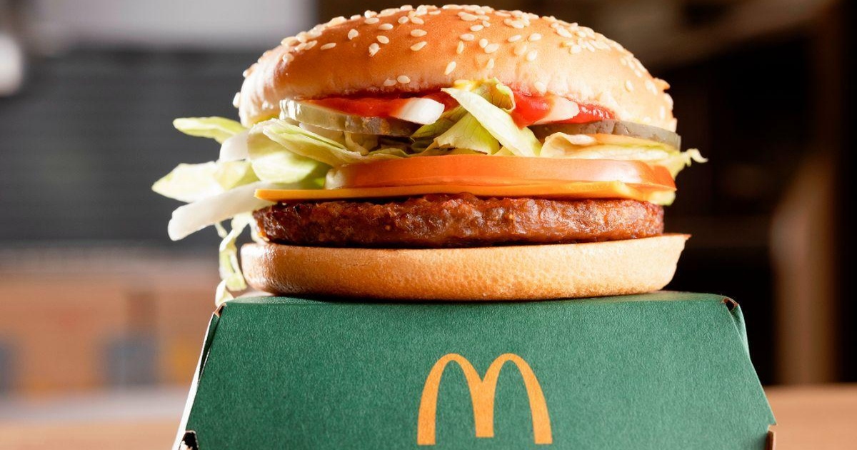 Cane morde un influencer vegano: lui mangia al McDonald’s per vendetta
