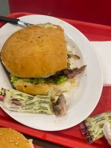 Donna mangia un panino e morde un dito umano in putrefazione
