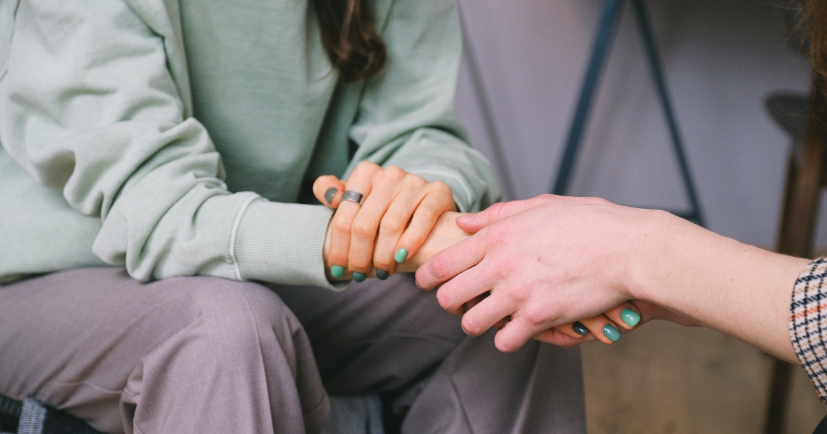 Si può diventare altruisti stimolando il cervello? La ricerca che accende la generosità