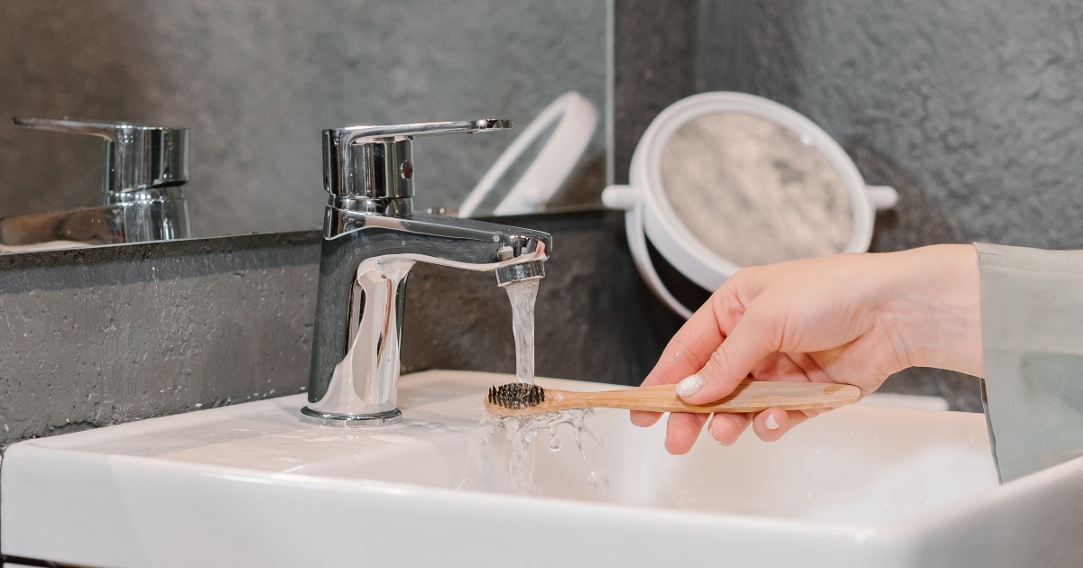 Lavare i denti sotto la doccia è “normale”? La domanda divide il web