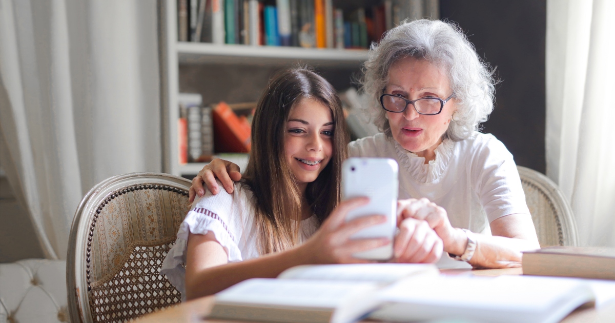 Le nonne provano le emozioni dei nipoti quando guardano le loro foto
