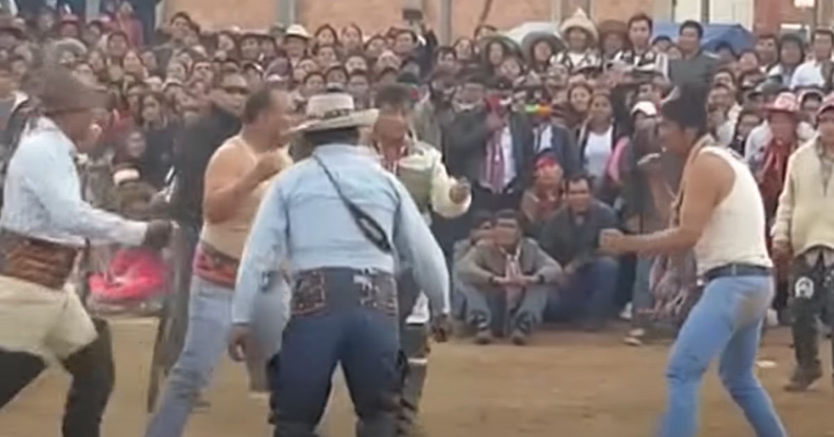 In Perù a Natale le discussioni si risolvono con un festival di combattimenti [+VIDEO]