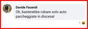 Ruba un'auto a motore spento con un complice che lo spinge da dietro