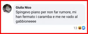 Ruba un'auto a motore spento con un complice che lo spinge da dietro