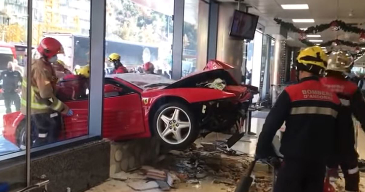 Schianta la sua Ferrari Testarossa nella vetrina di un centro commerciale [+VIDEO]